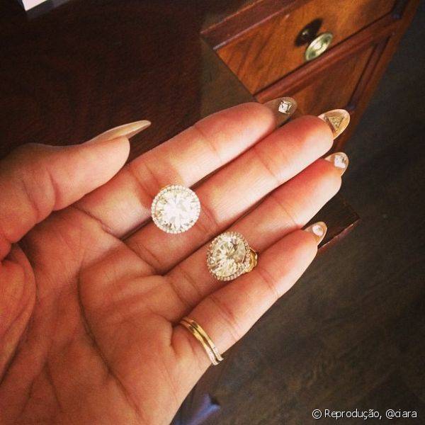 A paixão de Ciara por pedrarias é tão grande que a cantora usa os acessórios até na parte de baixo das unhas